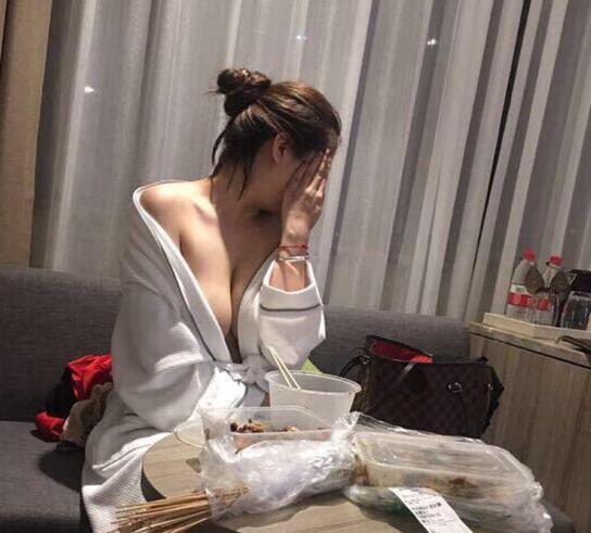 有這樣的女朋友陪你擼串喝酒，真是人生一大快哉...吃飽喝足