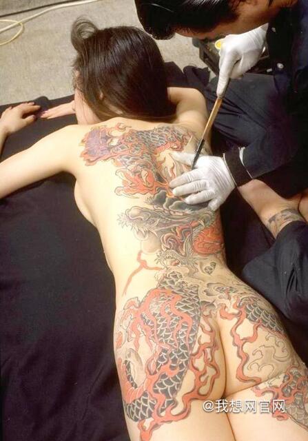 百思不得姐：女生紋身要脫褲子撅屁股嗎？裸體紋身的小姐姐屁股太平了