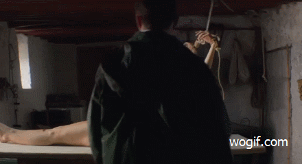 愛吃“女人肉”的裁縫店老板：餓了把她吃掉，變態(tài)影片《食人戀》GIF圖