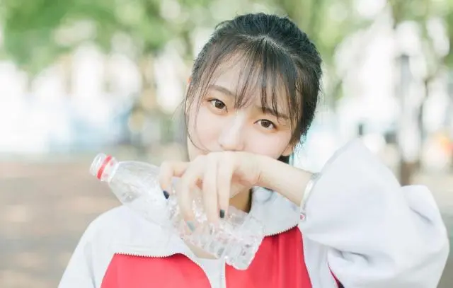 校服很丑，但它是唯一可以遮擋貧富差距的上等布料