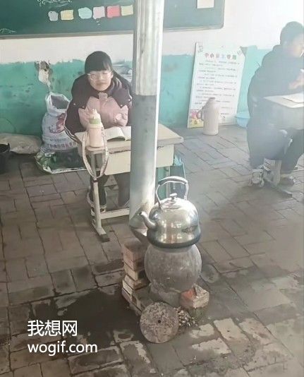 2025年遼寧某農(nóng)村，冬天村里的小學(xué)生爐子？