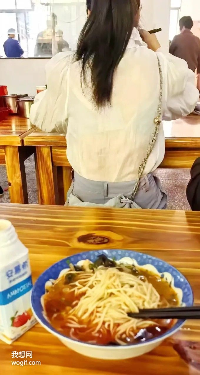 女生扣子開了，怎么提醒她呢，順便加個(gè)微信？