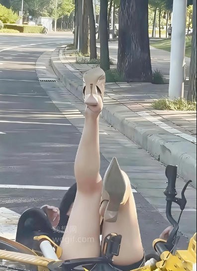 美腿小黃車(chē)摔倒，扶她，怎么說(shuō)才能避免和她的尷尬呢？